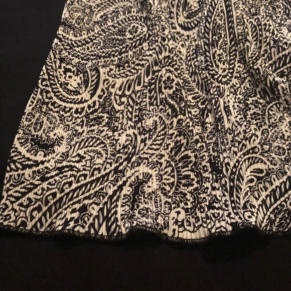 Dark navy blue and white paisley ruffle edge top - Picture 5 of 7